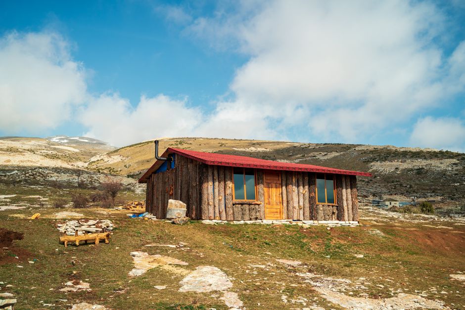 Small Footprint, Big View: Designing a Compact Mountain Cabin That Lives Large