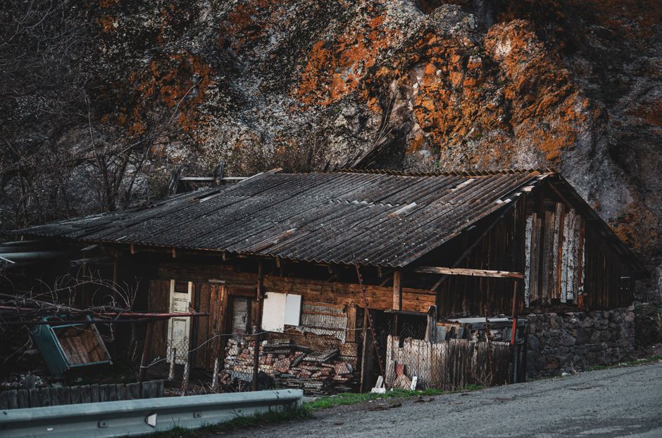 Timber, Stone, and Steel: Choosing Materials That Belong in the Mountains